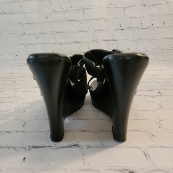 Charles by Charles Davis Black Strappy Buckle Wedge Sandles Size 10 B - Picture 4 of 7